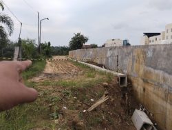Proyek pengendali banjir senilai Rp 26,9 M di belakang Rumah Sakit BHC Sumenep, menyisakan banyak pertanyaan