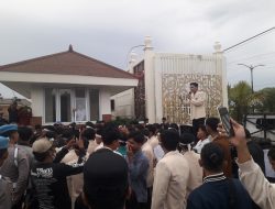 Ratusan Mahasiswa STKIP PGRI Sumenep Demo Kantor DPRD Sumenep