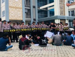 GEMPAR Kepung Gedung Pemkab dan DPRD, Desak Pemecatan Kapus Dan Tiga Perawat Puskesmas Pragaan