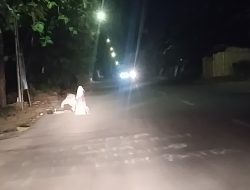 ODGJ Duduk di Tengah Jalan Raya Lenteng, Warga Khawatirkan Keselamatannya