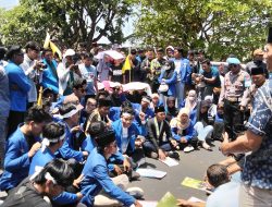Desak Perlindungan Petani, Ratusan Kader PMII Sumenep Kepung Kantor DPRD