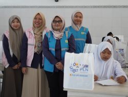 Srikandi dan YBM PLN UP3 Madura Serahkan Bantuan Alat Tulis untuk Siswa Sekolah Rakyat Menengah Pertama (SRMP) 29 Pamekasan