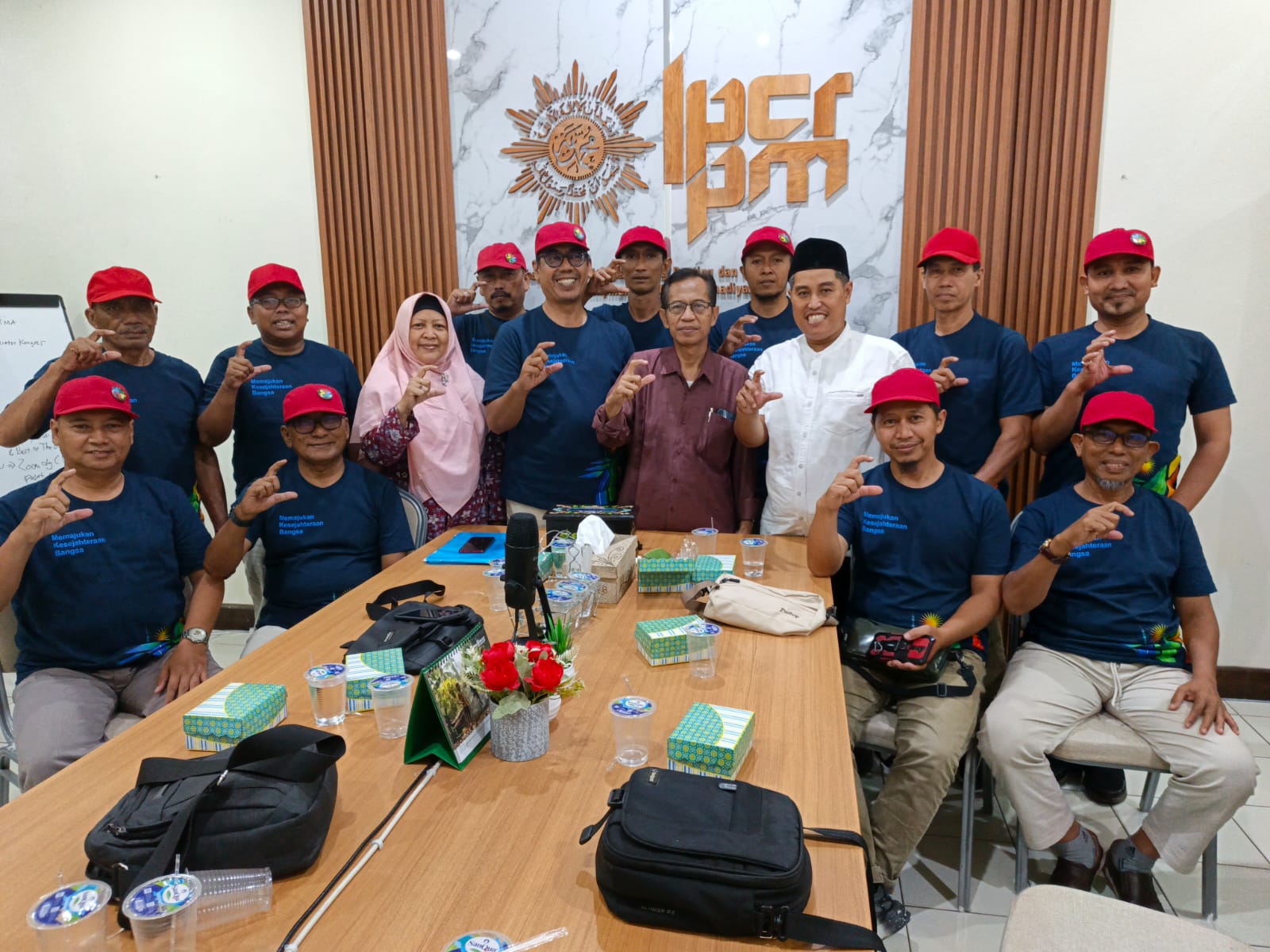 Rombongan PCM Kota Sumenep foto bersama Mutiullah Hamid (Wakil Ketua LPCR PP Muhammadiyah) di Gedung PP Muhammadiyah Jogjakarta