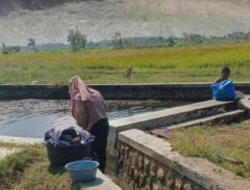 Kemarau Datang, Krisis Air Bersih Kembali Hantam Desa Sendir; Warga Pertanyakan Penanganan Pemerintah.